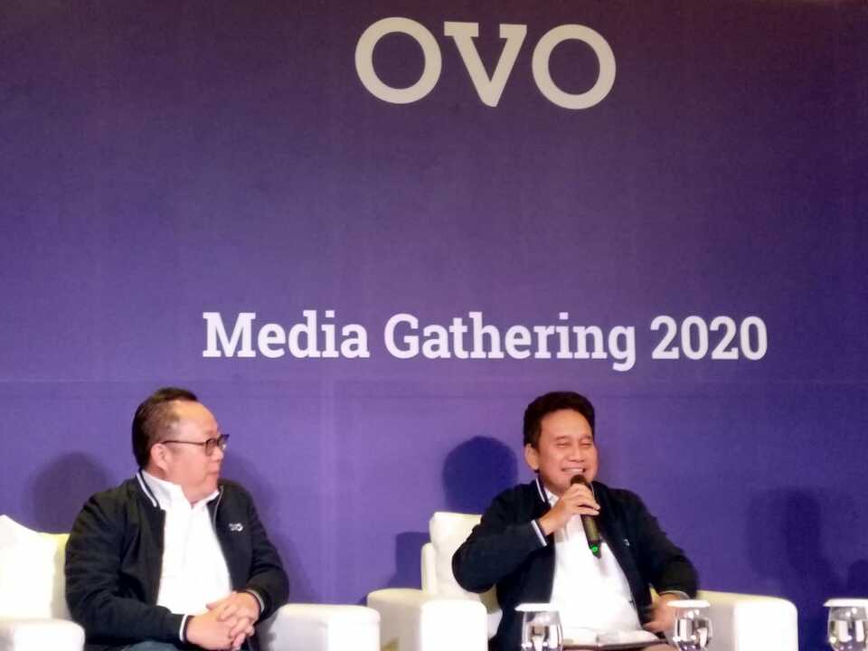 Former Bank Indonesia deputy governor Mirza Adityaswara, right, is introduced as the new chief commissioner of digital payment platform OVO in Jakarta on Wednesday. (B1 Photo)