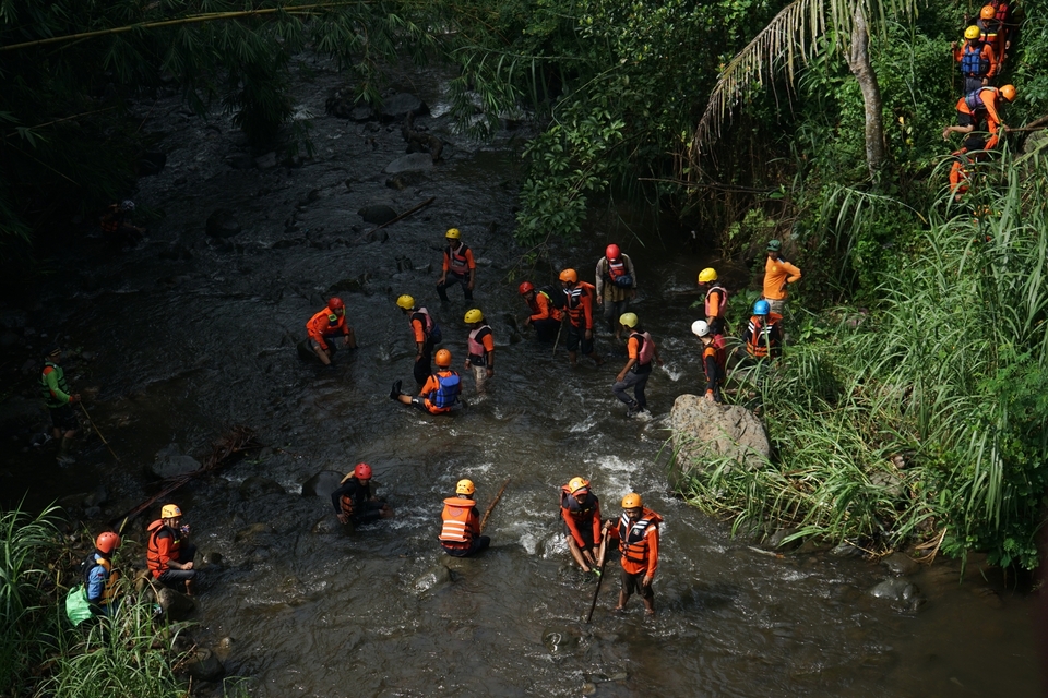 Rescue workers continue searching for victims on Saturday, a day after a flashflood swept hundreds of junior high school students on a field trip in Sempor River, Sleman, Yogyakarta. At least eight students died in the accident. (Antara Photo/Andreas Fitri Atmoko)