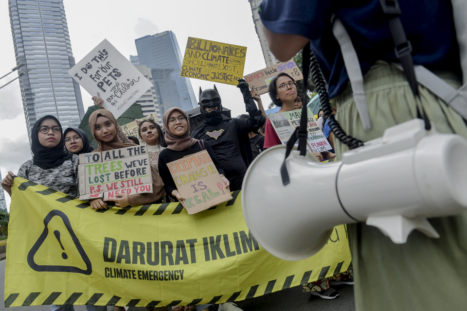 Climate change protesters at a rally on Jalan Sudirman in Central Jakarta on Sunday. (Antara Photo/M. Risyal Hidayat)