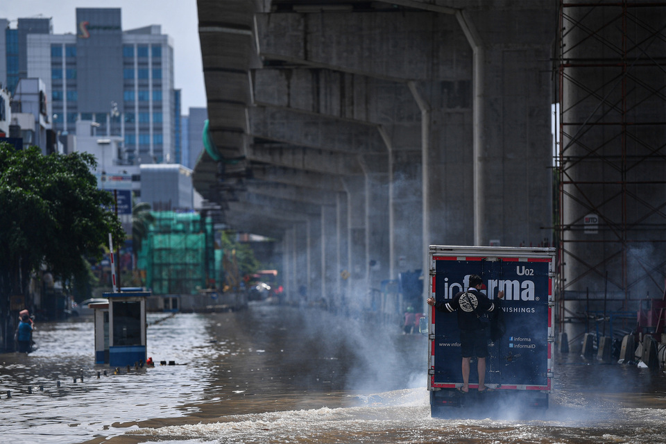 Flooding on Jalan Boulevard Barat Raya in Kelapa Gading, North Jakarta, on Sunday. (Antara Photo/Sigid Kurniawan)