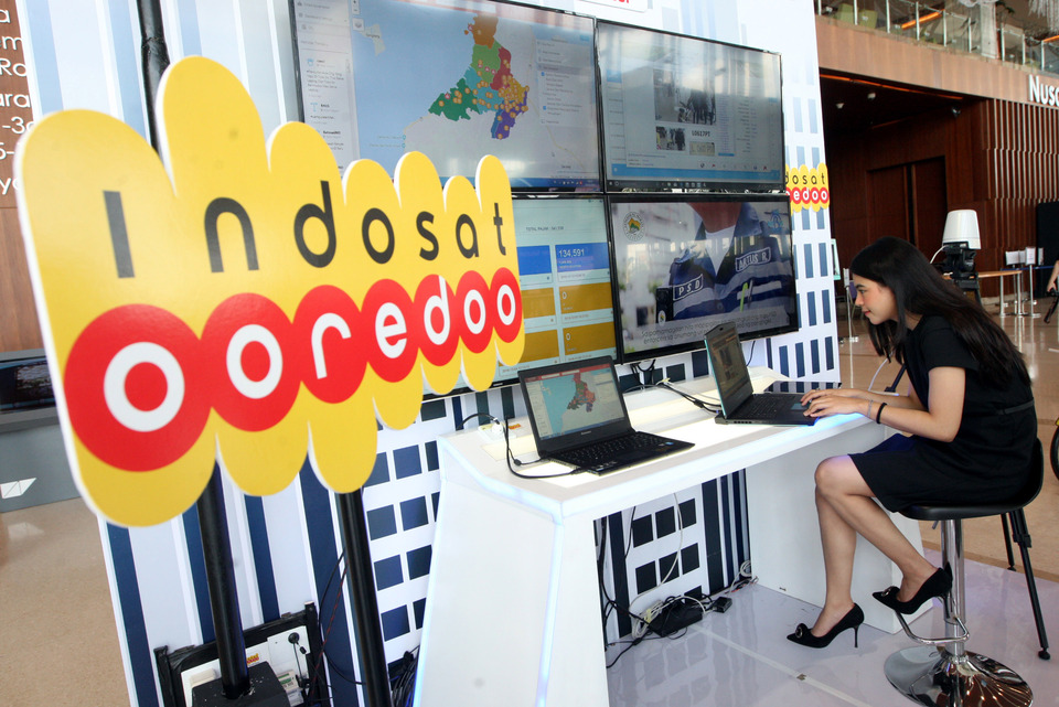 A woman demonstrates a smart city monitoring system supported by Indosat in an event in BSD City in Tangerang, Banten in December 2018. (B1 Photo/Mohammad Defrizal)