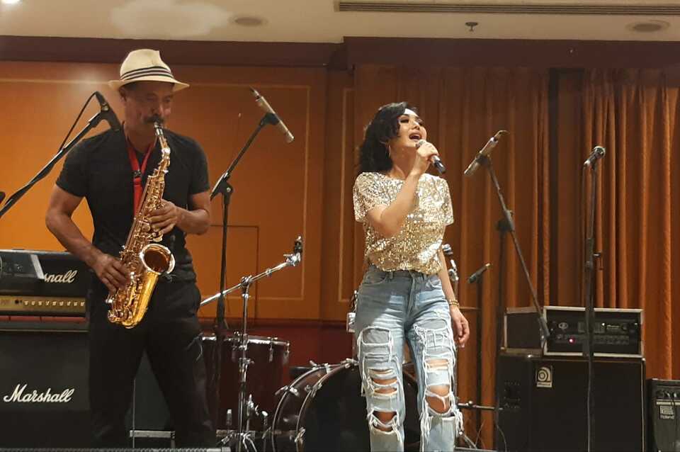 Indonesian singer Yuni Shara and saxophonist Michael Paulo performing at the Java Jazz press conference in Jakarta on Wednesday. (JG Photo/Jayanty Nada Shofa)