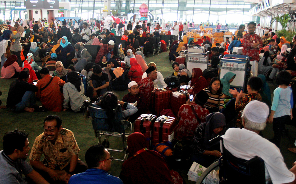 Hundreds of prospective umrah pilgrims from various regions left stranded at Soekarno-Hatta International Airport in Tangerang, Banten on Thursday. (Antara photo/Muhammad Iqbal)