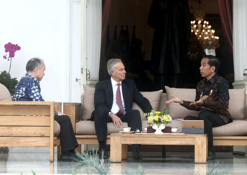 President Joko Widodo, right, discusses new capital city project with former U.K. prime minister Tony Blair, center, and SoftBank chief executive Masayoshi Son at the State Palace in Central Jakarta on Friday. (B1 Photo/Joanito De Saojoao)