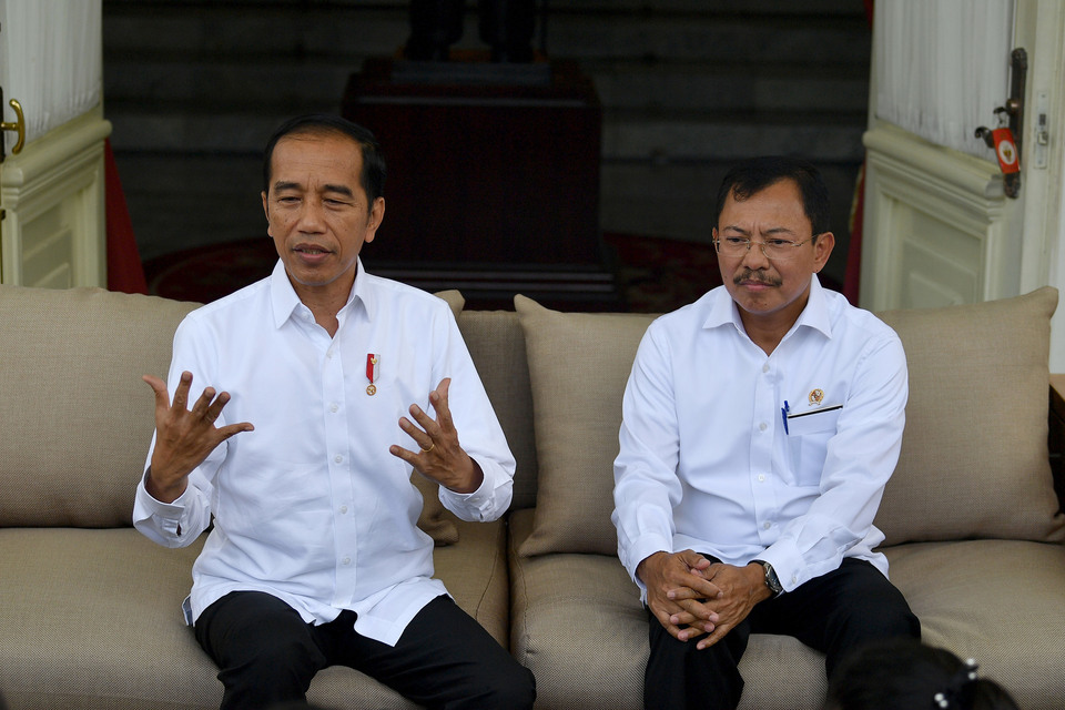 President Joko Widodo, left, is accompanied by Health Minister Terawan Agus Putranto when he announces the first Covid-19 cases in Indonesia in a news conference at the State Palace in Central Jakarta on March 2, 2020. (Antara Photo/Sigid Kurniawan)