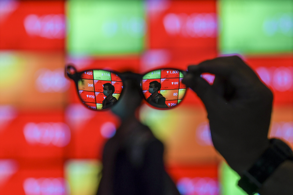 TV screens showing share prices at the Indonesia Stock Exchange (IDX) in Jakarta. (Antara Photo/Galih Pradipta)