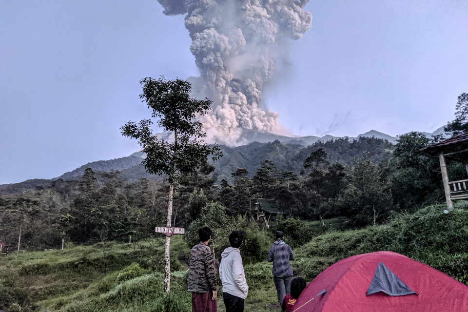 Tourists watch Mount Merapi's eruption in Bukit Klangon, Sleman, Yogyakarta on Tuesday. (Antara Photo/Rizky Tulus)