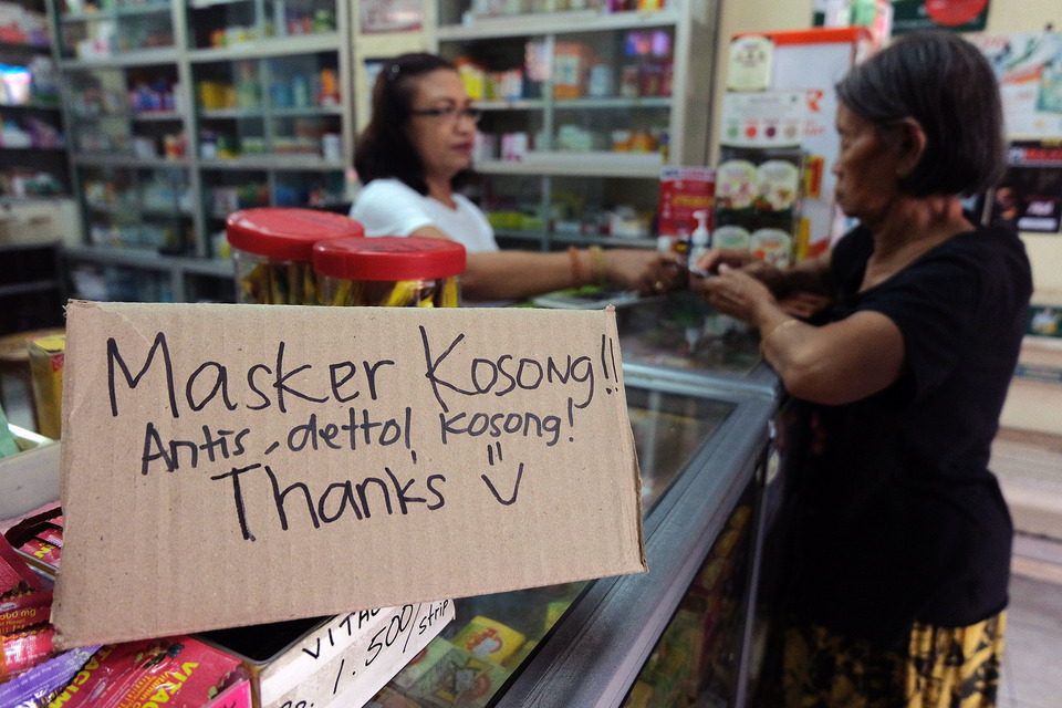 A sign at a drugstore in Denpasar, Bali, informing customers that facemasks and antiseptic liquid have run out. (Antara Photo/Nyoman Hendra Wibowo)