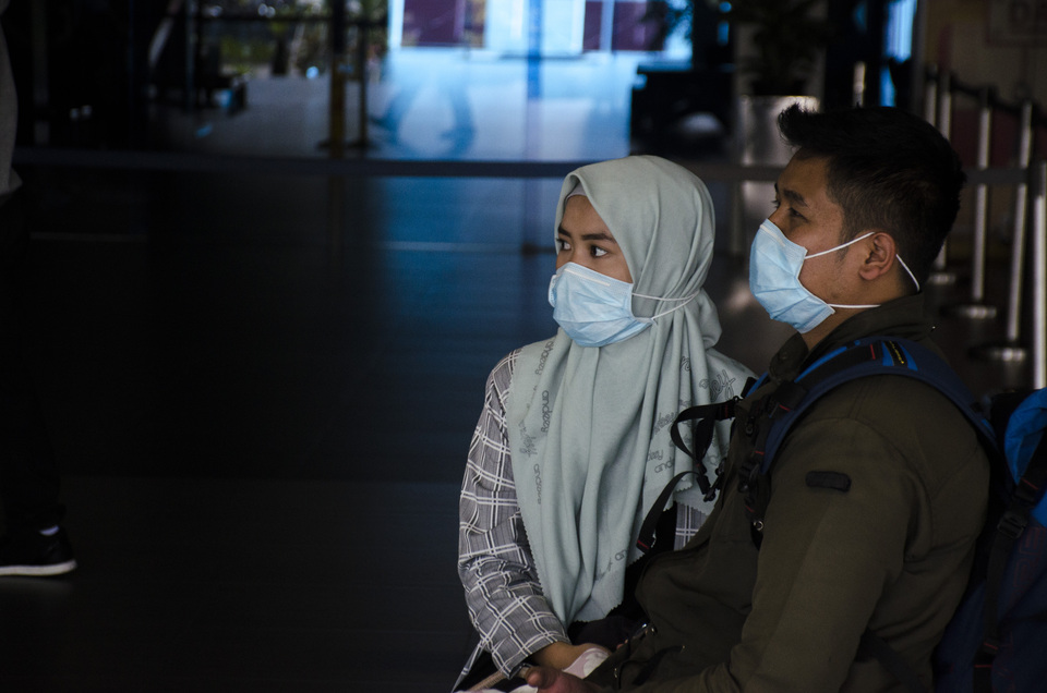Passengers wearing masks wait for boarding at Husein Sastranegara Airport in Bandung, West Java, om March 3. (Antara Photo/Novrian Arbi)