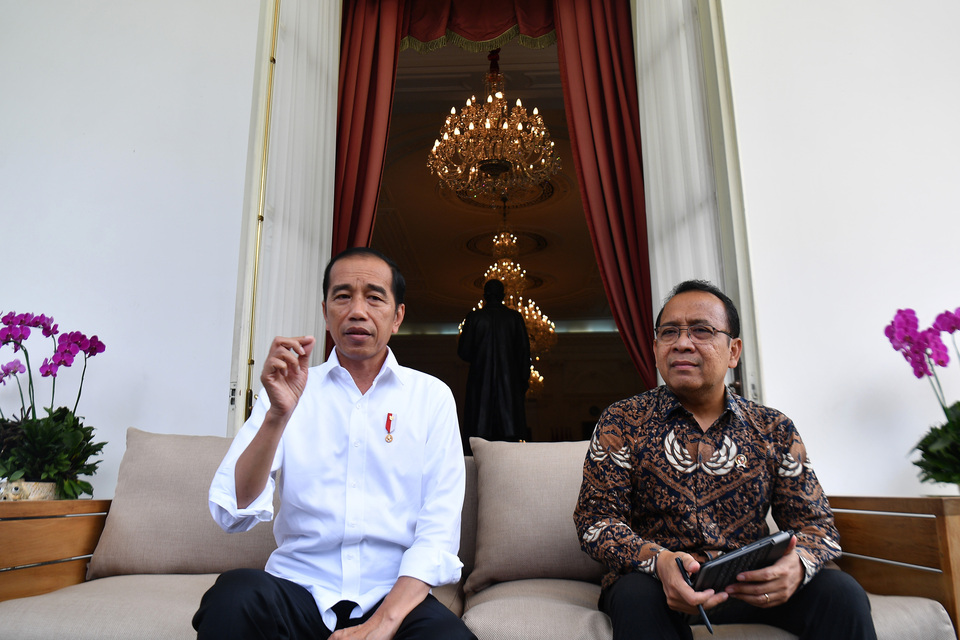 President Joko 'Jokowi' Widodo, left, and State Secretary Minister Pratikno, deliver a statement on the Covid-19 outbreak in Indonesia in Jakarta on Tuesday. (Antara Photo/Sigid Kurniawan)