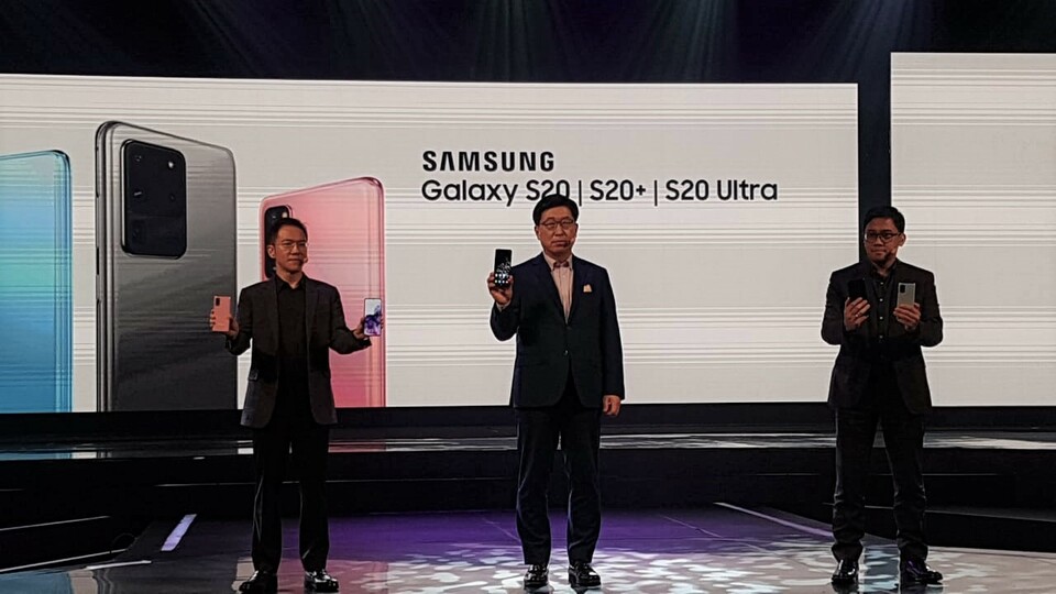 Kwon Jae Hoon, the president director of Samsung Electronics Indonesia, center, unveils the Samsung Galaxy S20 series and the Galaxy Z Flip in Jakarta on Wednesday. (JG Photo/Nur Yasmin)