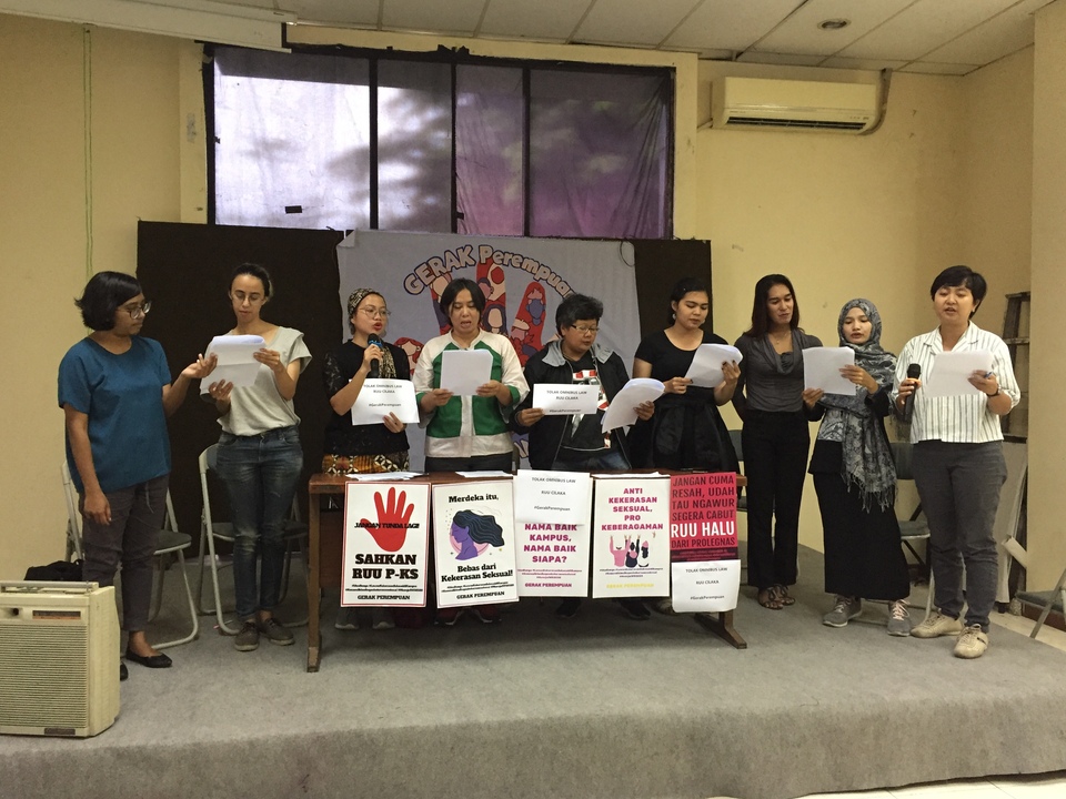 Gerak Perempuan reads their demand for the government to do more to eliminate violence against women at the Indonesian Legal Aid Foundation headquarters in Jakarta on Thursday. (JG Photo/Tara Marchelin)