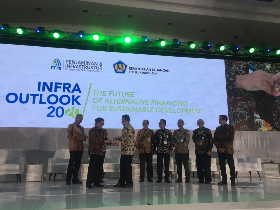 Wahid Sutopo, the president director of IIGF, congratulates speakers at the Infra Outlook 2020 event held at the Finance Ministry headquarters in Jakarta on Monday. (JG Photo/Tara Marchelin)