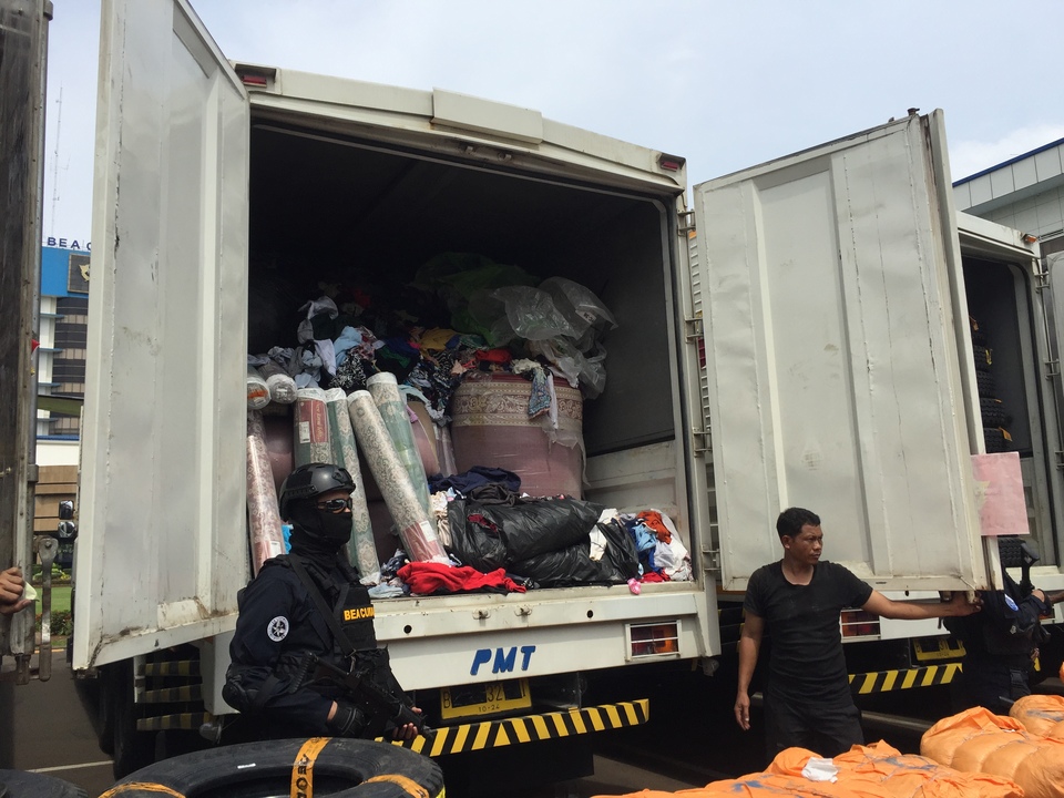 Clothes and carpets seized by Customs at its headquarters in Jakarta on Wednesday. (JG Photo/Tara Marchelin).