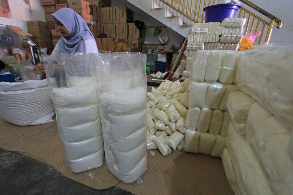 A storekeeper packs sugar into bags at a market in Indramayu, West Java, on Thursday. (Antara Photo/Dedhez Anggara)