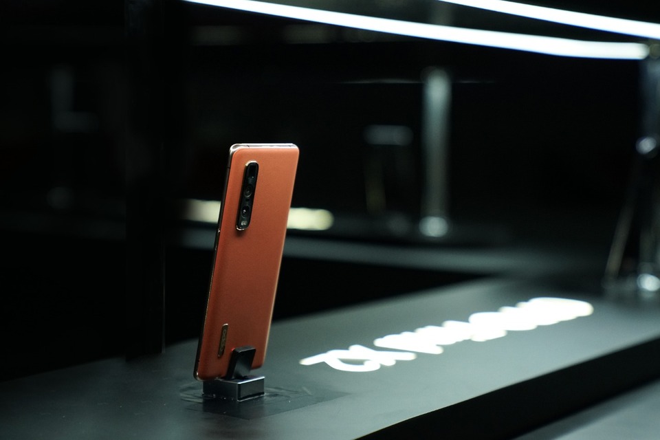 Oppo Find X2 Pro in Tea Orange. (Photo courtesy of Oppo Indonesia)