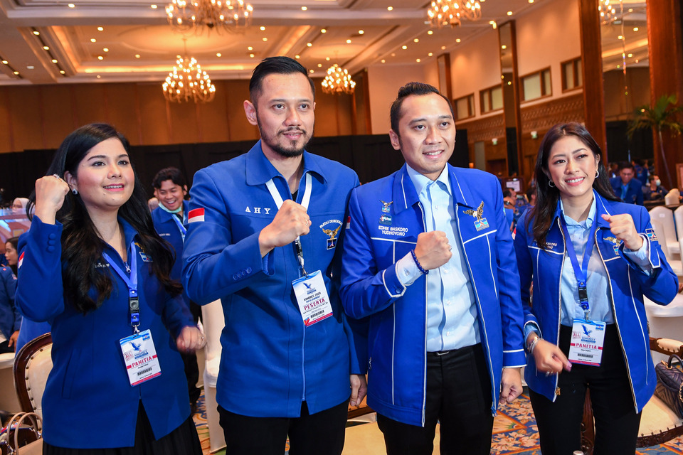Agus Harimurti Yudhoyono, second from left, accompanied by younger brother Edhie Baskoro Yudhoyono, third from left, attend the Democratic Party congress in Jakarta on Sunday. (Antara Photo/M Risyal Hidayat)