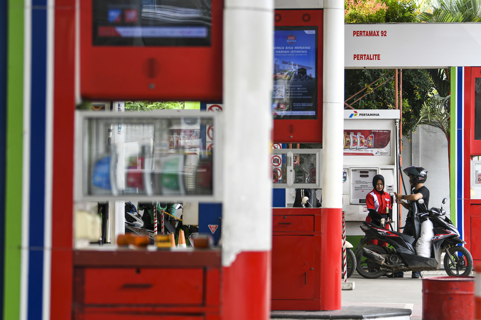 A Pertamina employee serves a customer at the Coco Plaju gas station in Palembang, South Sumatra, on Feb. 20. (Antara Photo/Nova Wahyudi).