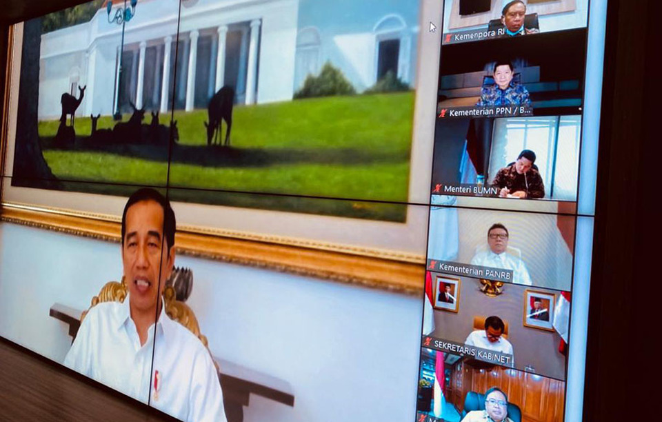 A computer screen shows a cabinet meeting through video conferencing led by President Joko Widodo on Monday. (Handout photo courtesy of the Cabinet Sercretary)