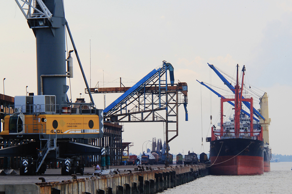 A cargo ship loads palm kernels at Dumai Port in Riau on March 10. (Antara Photo/Aswaddy Hamid)