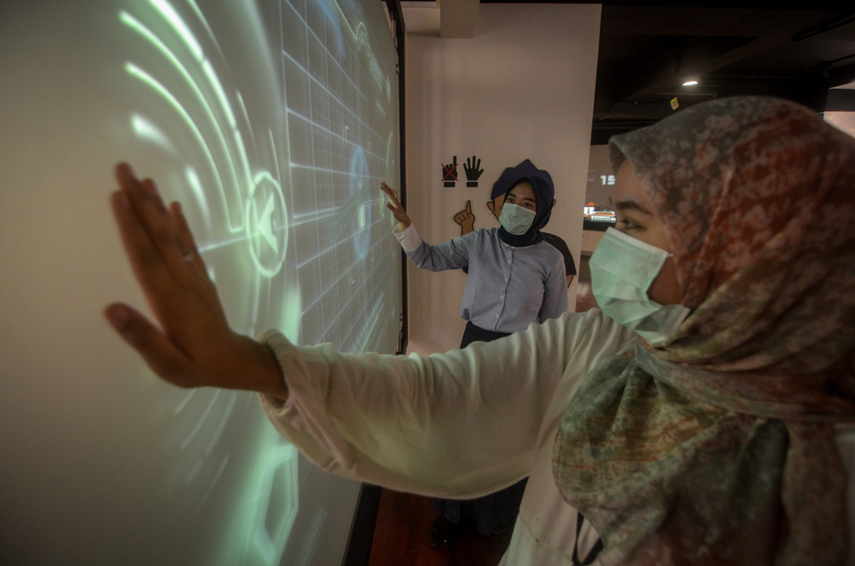Visitors touch an interactive screen that displays the history of Gedung Sate at Gedung Sate Museum in Bandung, West Java, on March 4. (Antara Photo/ Raisan Al Farisi)