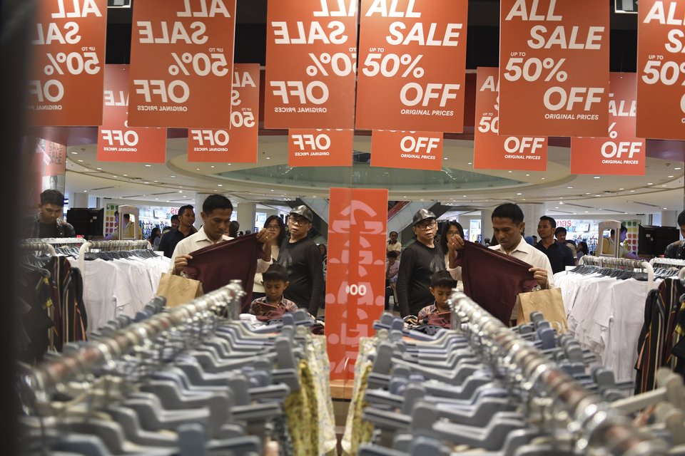 Jakarta residents take advantage of a sale at a shopping mall. Business associations are urging the government to postpone the planned increase in Value-Added Tax (VAT) to 12 percent on January 1, 2025, citing concerns over rising prices and reduced public purchasing power. (ANTARA FOTO/Muhammad Adimaja)