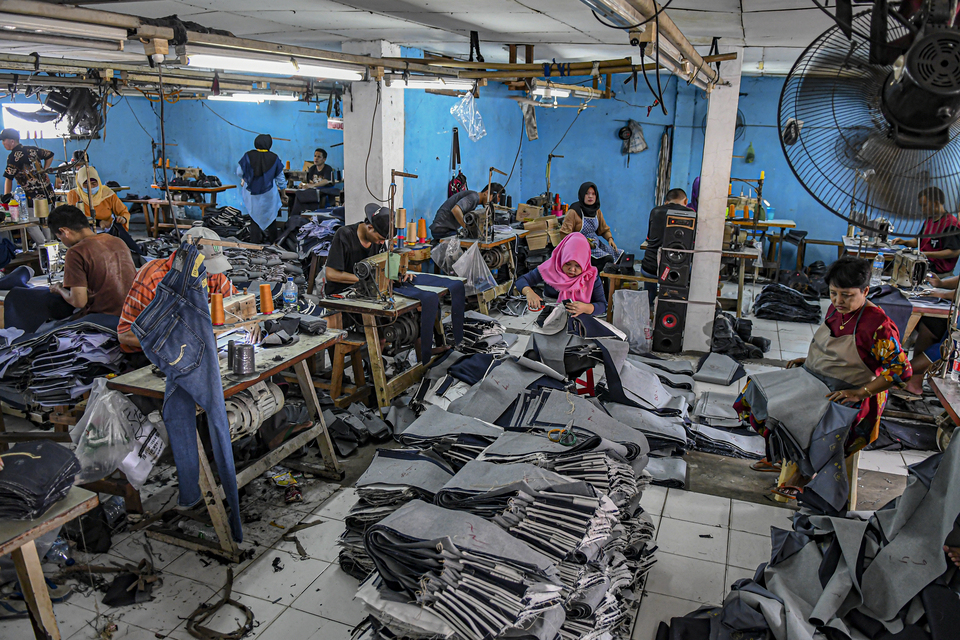 Textile workers in a jeans production industry in Jakarta (ANTARA FOTO/Muhammad Adimaja)
