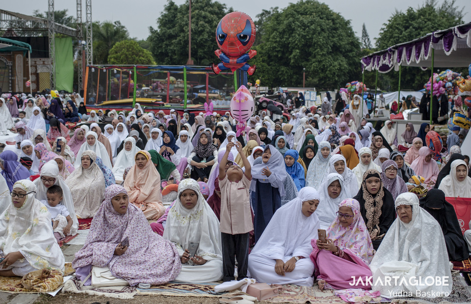Women wear colorful robes during Idul Fitri prayer at the Kebumen town center in Central Java last year. (JG Photo/Yudha Baskoro).