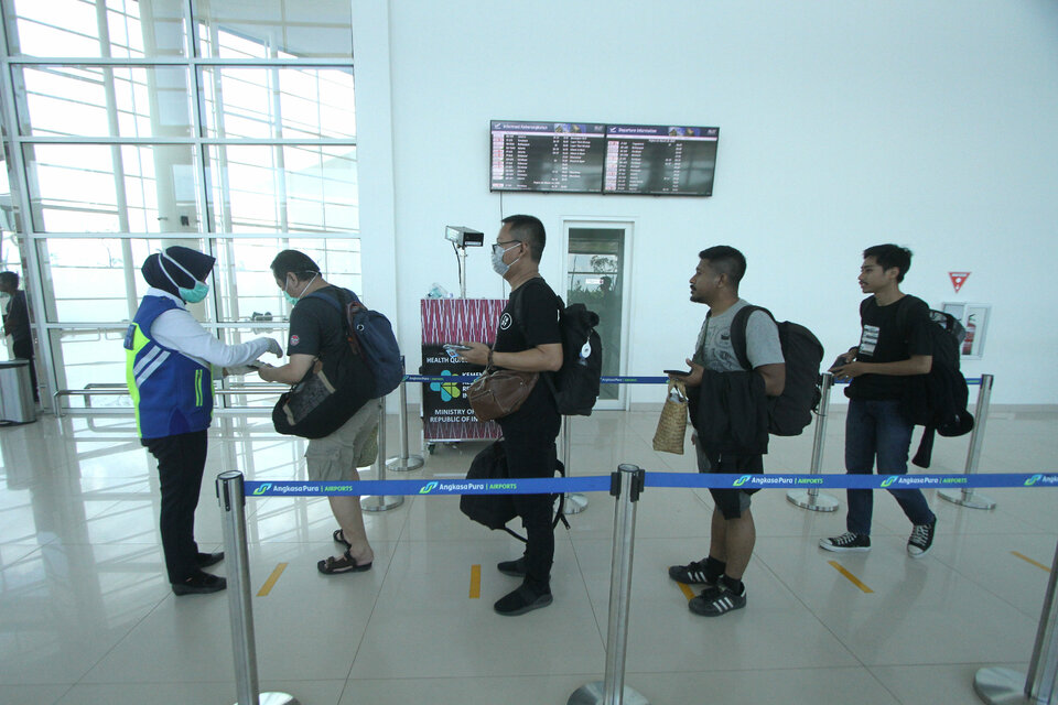 Passengers queue at Syamsudin Noor International Airport in Banjarbaru, South Kalimantan, on Thursday. (Antara Photo/Bayu Pratama S.)
