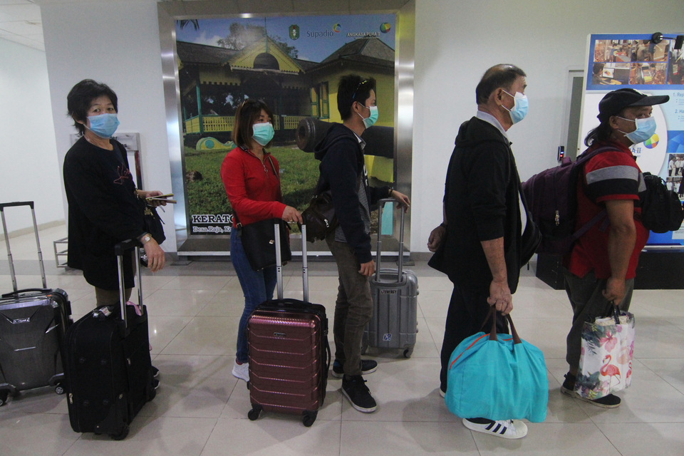 Passengers queue for immigration check at Supadio International Airport in Kubu Raya, West Kalimantan, on Thursday. (Antara Photo/Jessica Helena Wuysang)