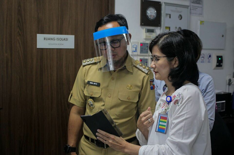 Bogor Mayor Bima Arya, left, visits a patient isolation facility at Siloam Hospital in Bogor on March 3. (B1 Photo)