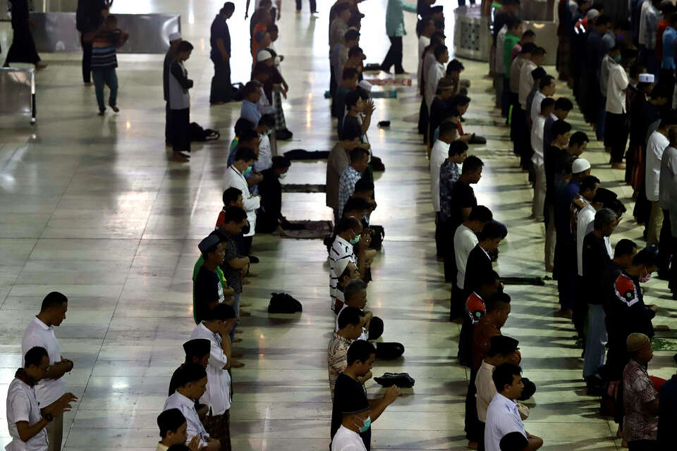 Indonesian Muslims perform noon prayer at the Istiqlal Mosque in Central Jakarta on March 20, 2020. The government has called on Muslims to refain from joining large gatherings, including the mandatory Friday congregation for male Muslims, to prevent the spread of Covid-19 disease. (B1 Photo/Joanito De Saojoao)