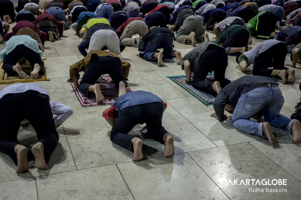 Muslims observe social distancing during a prayer at Istiqlal Mosque in Central Jakarta on Friday. (JG Photo/Yudha Baskoro)