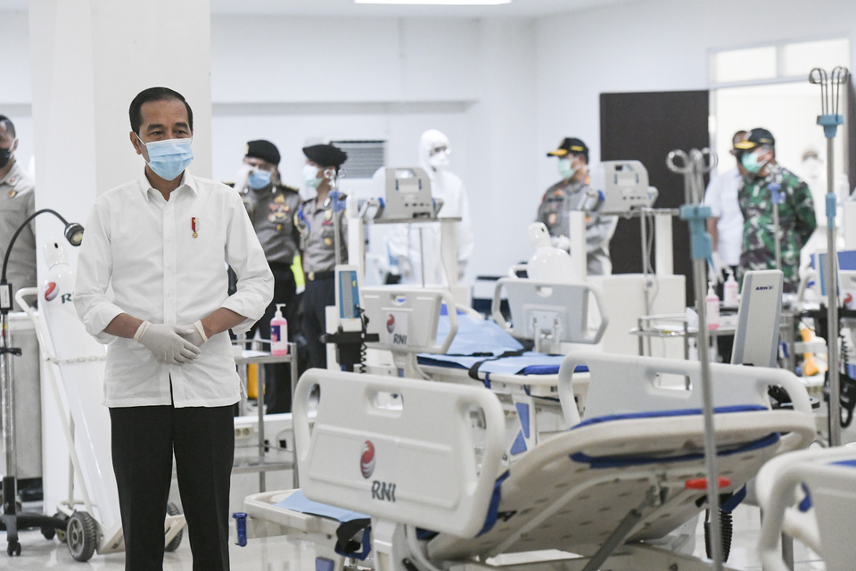 President Joko 'Jokowi' Widodo visits an emergency room at the Athletes' Village makeshift hospital for Covid-19 patients in Kemayoran, Central Jakarta, on March 23. (Antara Photo/Hafidz Mubarak A.)