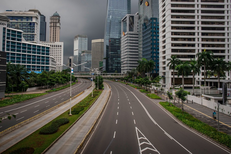 High-rise offices along an unusually empty Jalan Sudirman in Jakarta's central business district on Sunday. (Antara Photo/Aprillio Akbar)