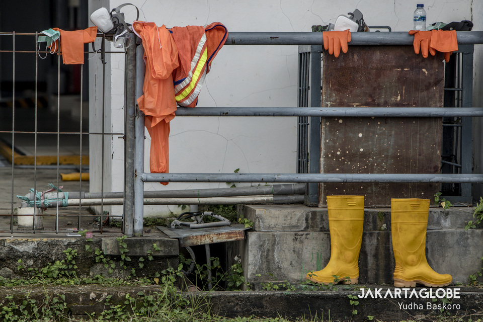 Used protective gear dry in the sun next to the tarmac at Halim Perdanakusuma Air Force Base in East Jakarta on Monday. (JG Photo/Yudha Baskoro)