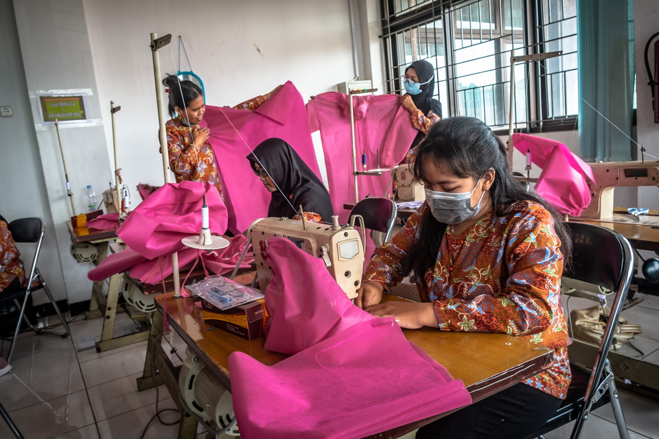 Workers produce medical protective clothings in Semarang, Central Java, on Friday (Antara Photo/Aji Styawan)