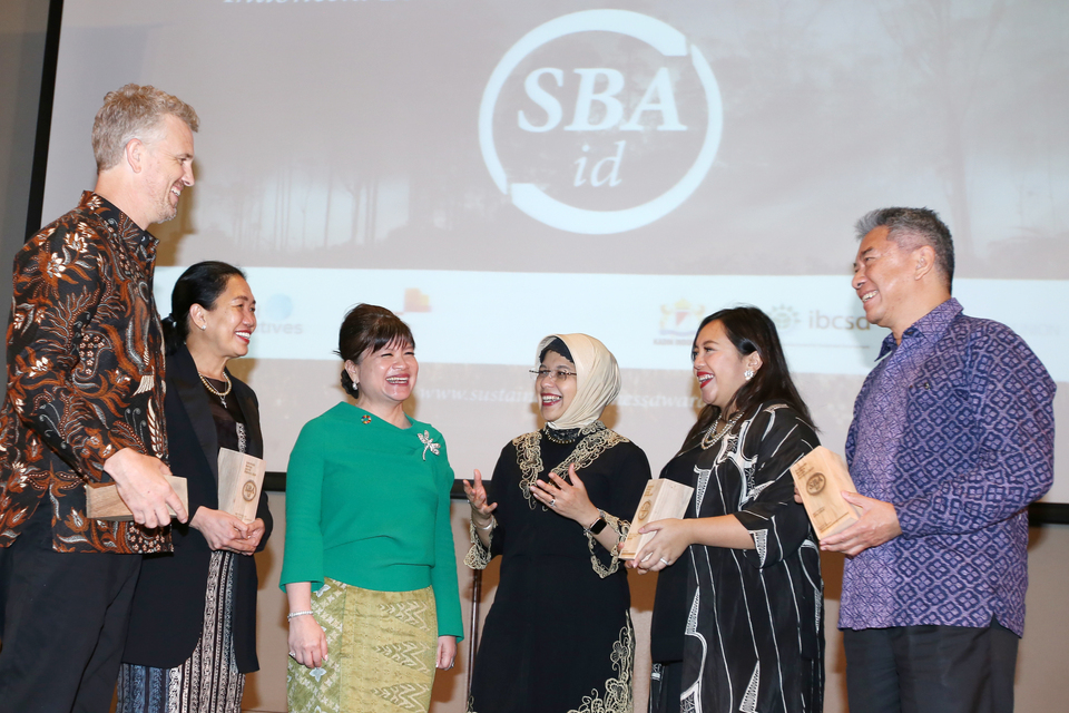 Indonesian Business Council for Sustainable Development president Shinta Kamdani, third from left, and SDGs  National Secretariat team leader Amalia Widyasanti, third from right, talk to APRIL Group managers on SBA Award night. (Photo courtesy of APRIL Group)