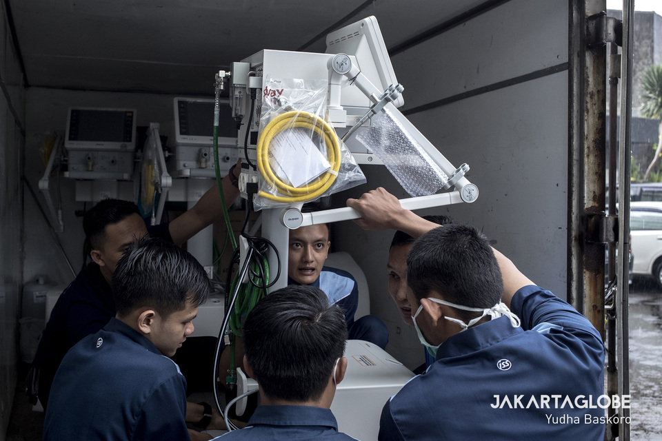 Workers move a medical equipment from a truck at Siloam Hospitals' new Covid-19 facility at Lippo Plaza Mampang, South Jakarta. (JG Photo/Yudha Baskoro)