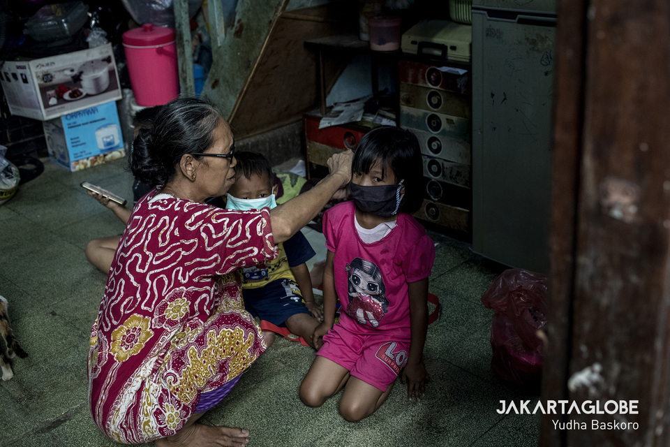 A woman masks children at a home in Tambora neighborhood, West Jakarta. (JG Photo/Yudha Baskoro)