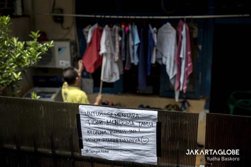 A sign banning visitors at a home in Tambora, West Jakarta, on April 1. (JG Photo/Yudha Baskoro)