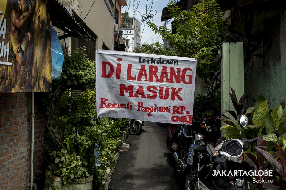 Residents in a West Jakarta neighborhood puts a banner that reads "No Entry". (JG Photo/Yudha Baskoro)