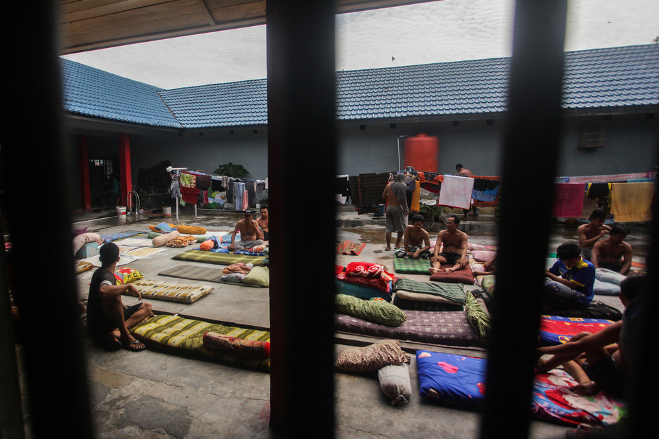 Inmates sunbathing in a prison in Palangkaraya, Central Kalimantan, on Wednesday. (Antara Photo/Makna Zaezar)
