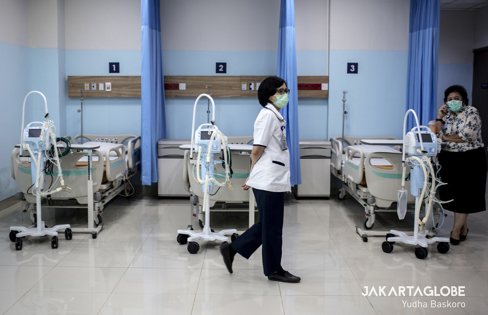 A doctor walks pass a row of beds inside the intensive care unit of Siloam's Covid-19 hospital in Lippo Plaza Mampang, South Jakarta on March 30, 2020.  (JG Photo/Yudha Baskoro)