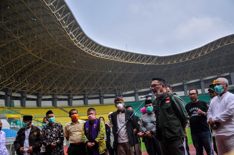 West Java Governor Ridwan Kamil delivers a speech at the Patriot Chandrabhaga Stadium in Bekasi, West Java, on Sunday before a mass rapid testing for Covid-19. (Antara Photo/Fakhri Hermansyah)