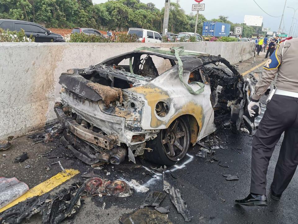 A handout photo from the police shows the wreckage of a burned Nissan GTR car after an accident that kills Deputy Attorney General Arminsyah on the Jagorawi toll road near Jakarta on Saturday afternoon. (B1 Photo)