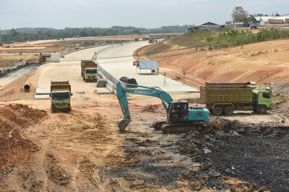 Construction on the Balikpapan-Samarinda toll road near Kutai Kartanegara, East Kalimanan – near the site of Indonesia's new capital – in August. (Antara Photo/Akbar Nugroho Gumay)
