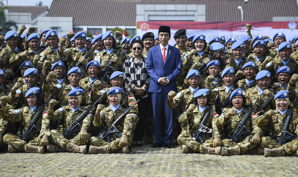 President Joko 'Jokowi' Widodo, center, poses with the Indonesian Military's Garuda peacekeeping force personnel before their deployment to Congo and Lebanon in 2018. (Antara Photo/Hafidz Mubarak A.)