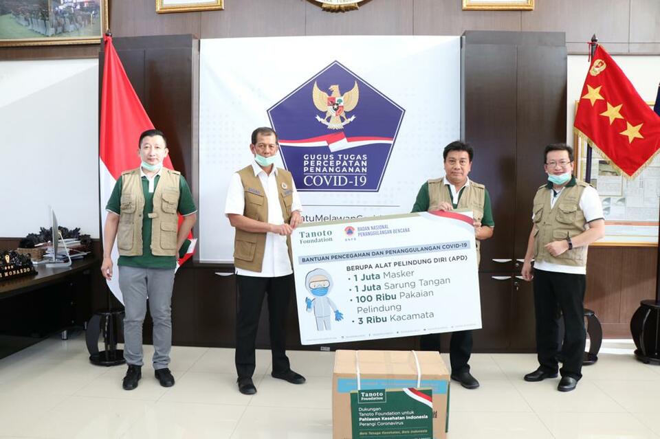 Tanoto Foundation's advisor, Sihol Aritonang, handed a donation of personal protective equipment to BNPB and Covid-19 Task Force head Doni Monardo in Jakarta on Tuesday. (Photo courtesy of Tanoto Foundation)
