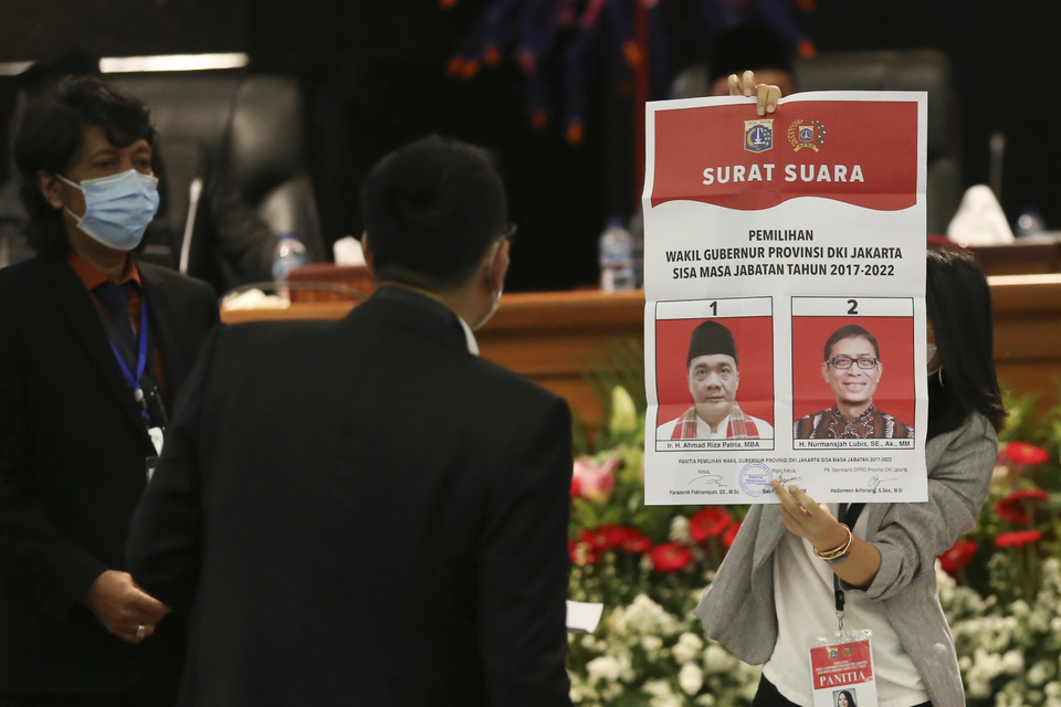 Members of the Jakarta Legislative Council count the ballots to elect the new deputy governor between two candidates Ahmad Riza Patria and Nurmansyah in Jakarta on Monday.(Antara Photo/Deka Wira S)